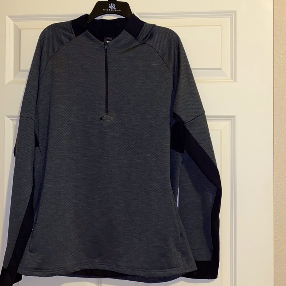 🌟Oakley🌟 men’s pullover jacket with half front zip, regular fit, long sleeves
